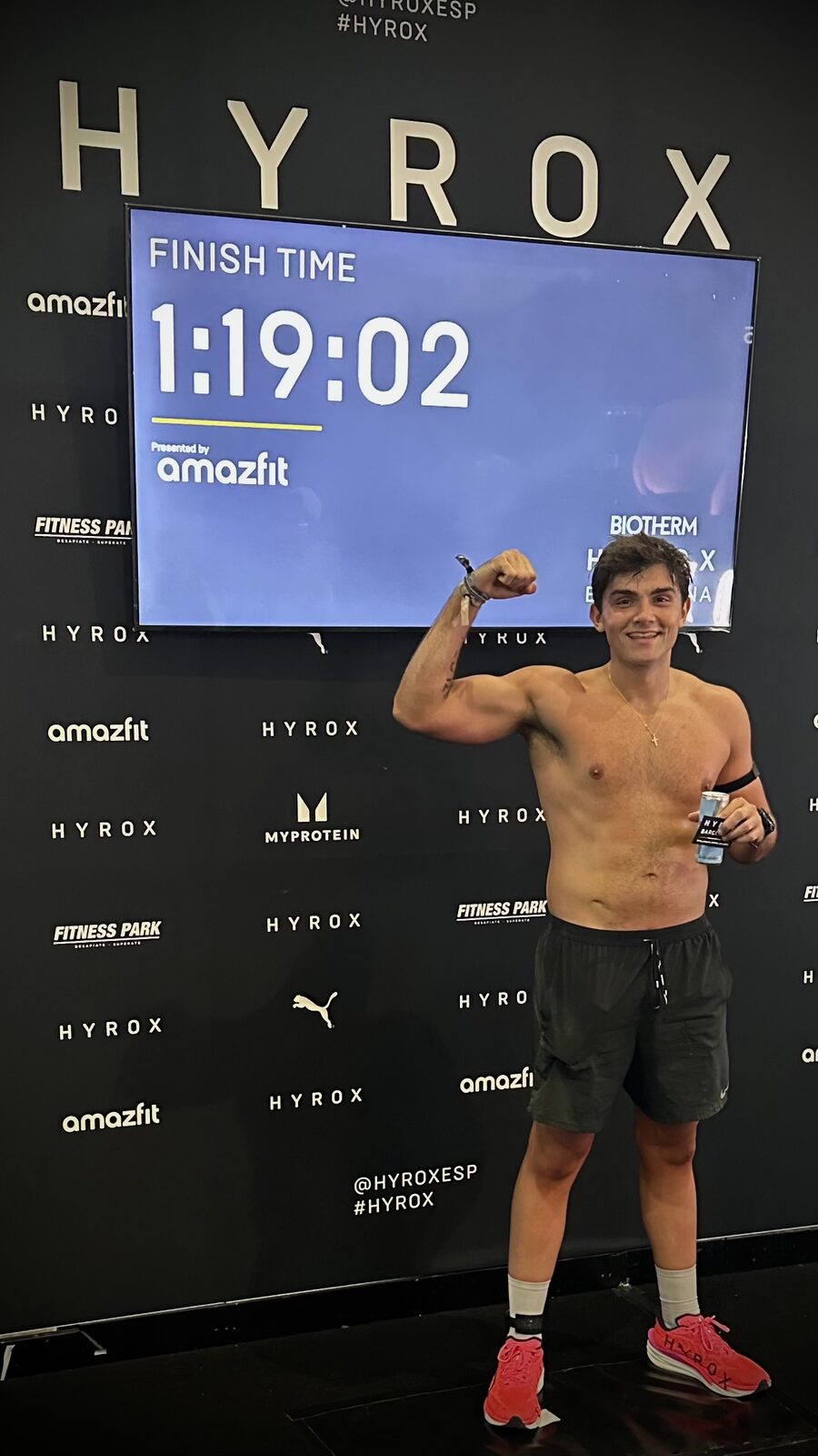 Bruno cruzando la meta de su primer HYROX en 1h19
